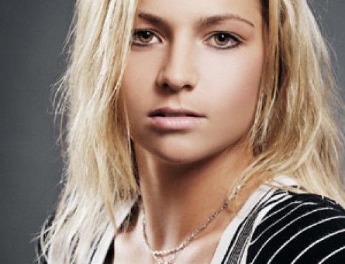 Kirilenko withdraws with knee injury